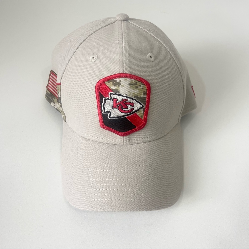 Men’s Kansas City Chiefs New Era Stone 2023 Salute to Service 39THIRTY Hat L/XL